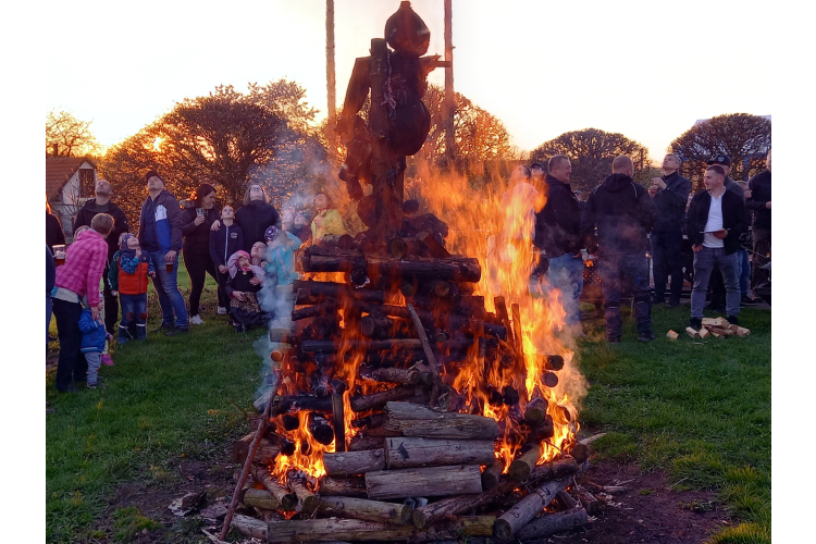 Pálení čarodějnic a stavění máje